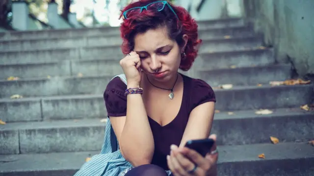 chica joven usando celular