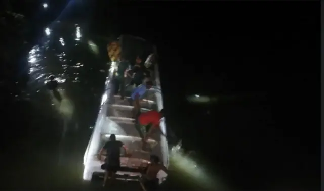 බස් රථය වතුරට වැටීමෙන් පසු එහි සිටි පුද්ගලයින් බේරා ගැනීම සඳහා ප්‍රදේශවාසීහූ මහත් පරිශ්‍රමයක් දැරූහ 