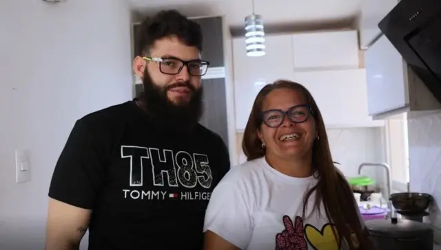 Wilken Flores iyo hooyadii