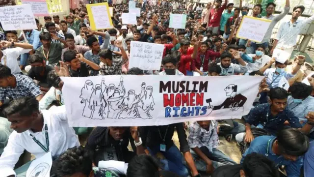 Mudaharaad arrinta xijaabka looga soo horjeedo