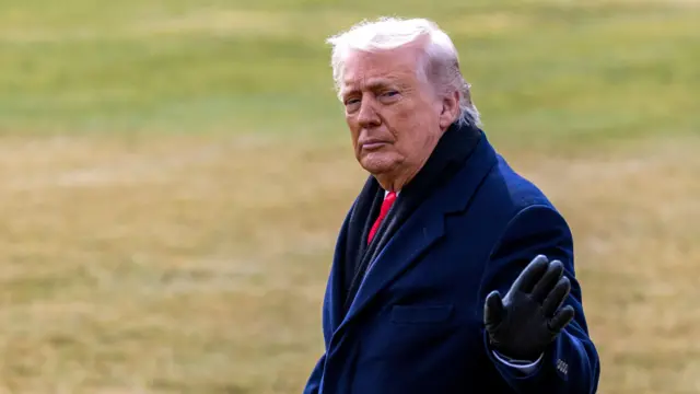 عکسی از دونالد ترامپ درحالیکه به کمره دست تکان میدهد.