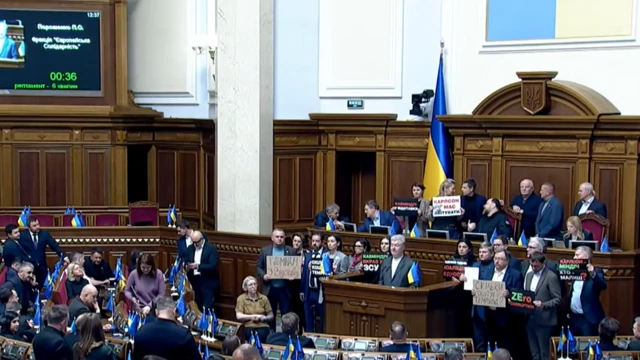 Заблокированная трибуна Рады