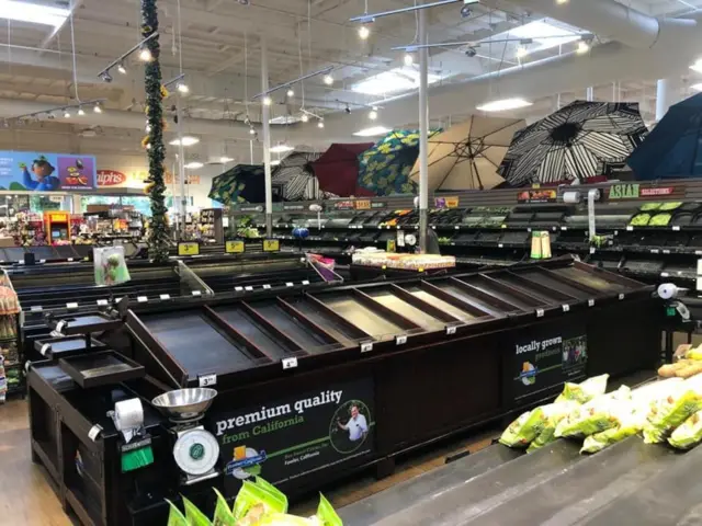 Một chợ Ralph's ở California chiều hôm tiểu bang bị cấm túc