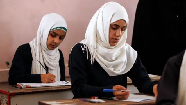 இலங்கை: அரசு தேர்வு எழுதும்போது முகத்திரைக்கு தடை ஏன்?