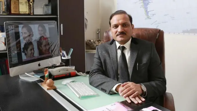 மருத்துவர் விகாஸ் குப்தாவின் கூற்றுப்படி, செயற்கை மார்பகங்களுக்கான பரிந்துரை தோல் அளவு, வகை, பொருத்திக்கொள்ள விரும்பும் நபரின் உயரம், எடை மற்றும் பிற இயற்கை அமைப்பைப் பொறுத்தது.