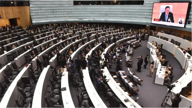 นายสุชาติ ตันเจริญ ทำหน้าที่ประธานที่ประชุมแทนนายชวน หลีกภัย ในวันนี้