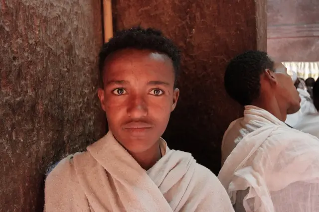 U crkvi Svetog Đorđa isklesanoj u steni od crvenkastog tufa okupljen je veliki broj vernika u tradicionalnim pamučnim ogrtačima kako bi prisustvovali bdenju.