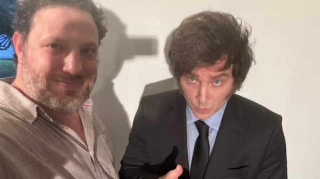 A la izquierda el cineasta Santiago Oría, a la derecha el presidente de Argentina, Javier Milei.