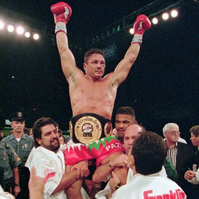 Vinny Pazienza tras defender su corona de boxeo en 1996