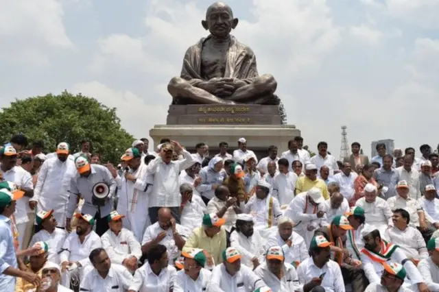 કર્ણાટક વિધાનસભાની બહારની તસવીર