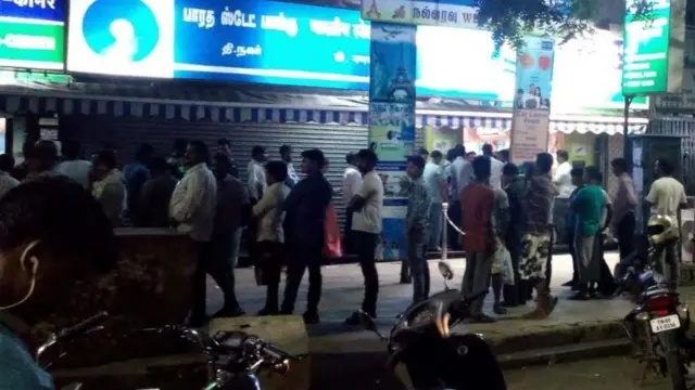 ஏ டி எம் மையங்களில் பணத்தை எடுக்க மக்கள் குவிந்துள்ளனர்.