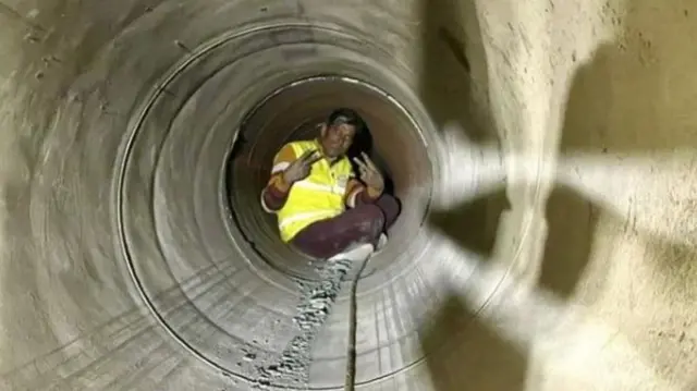 बोगद्यात मजूर