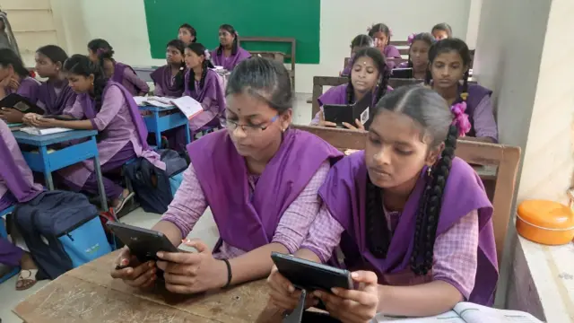 విద్యార్థుల వద్ద ట్యాబ్‌లు