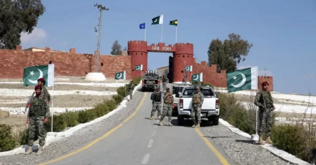 گذرگاه مرزی غلام خان بین افغانستان و پاکستان در وزیرستان شمالی