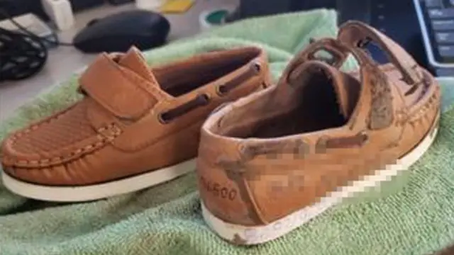 Zapatos del niño migrante