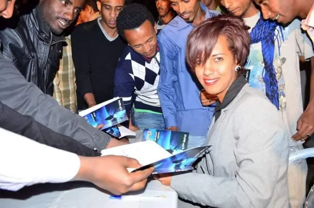 ኣርያም ወልድኣብ ኣብ መመረቕታ መጽሓፍ 'ቅድሚ ቀዳማይ' ኣብ ሽያጥ መጻሕፍቲ ክታማ እናኣንበረት