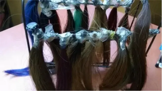 বাংলাদেশের শিল্প সংশ্লিষ্টরা বলছেন, গত এক দশকে বাংলাদেশে উইগ বা পরচুলার বিশাল শিল্প গড়ে উঠেছে।