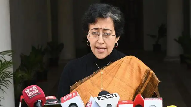 आतिशी आप सरकार में कई विभाग के मंत्रालय संभाल रही हैं.