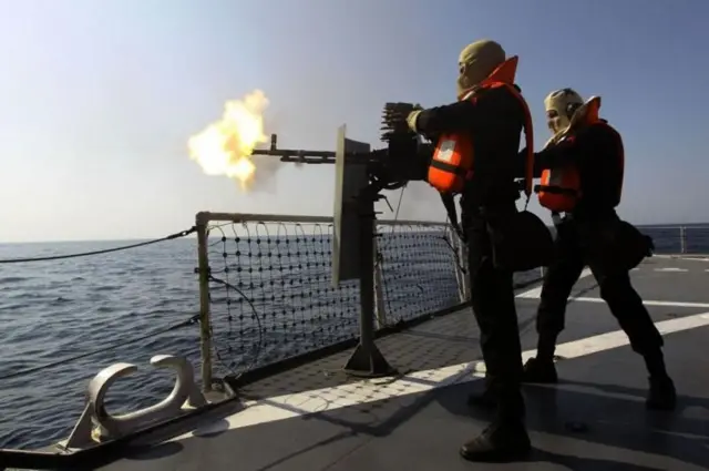 इराणच्या सरकारी वृत्तवाहिनीनं सांगितलं आहे की इराणच्या संसदेनं होर्मुझची सामुद्रधुनी बंद करण्यास मंजूरी दिली आहे
