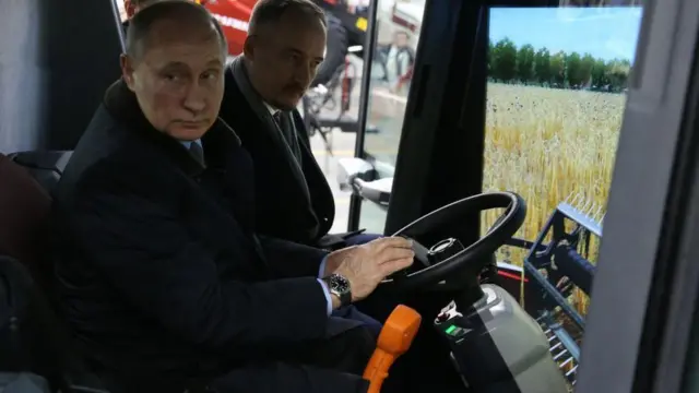 ከተወሰነ ዓመታት ወዲህ ፑቲን ትራክተሮች ሲያሽከረክሩ በተደጋጋሚ እየታዩ ነው። 