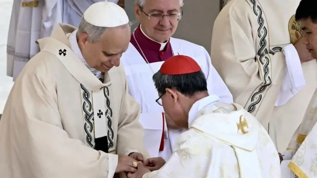 Папе вручают его "кольцо рыбака"