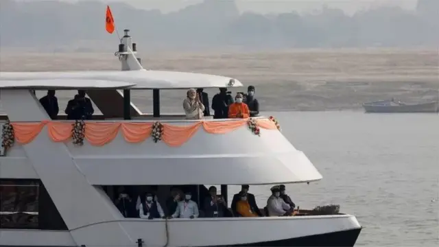 ડિસેમ્બર 2021માં વારાણસીમાં ગંગામાં ક્રૂઝ પર સવાર પીએમ મોદી અને સીએમ યોગી
