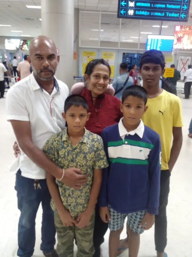 குஷானி சுரவீரா இலங்கையை விட்டு கிளம்பும் முன்பு விமான நிலையத்தில் எடுத்த புகைப்படம் 