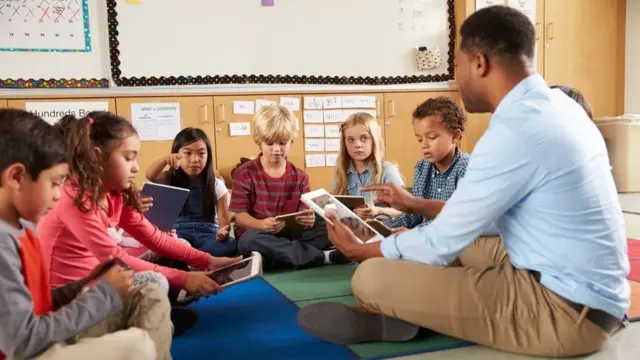 professor com tablet dando aula