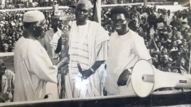 Oloye Obafemi Awolowo ń gbe ọ̀pá àṣẹ fún oloye Bola Ige gẹ́gẹ́ bíi gómìnà ìpínlẹ̀ Oyo àti igbakeji rẹ 