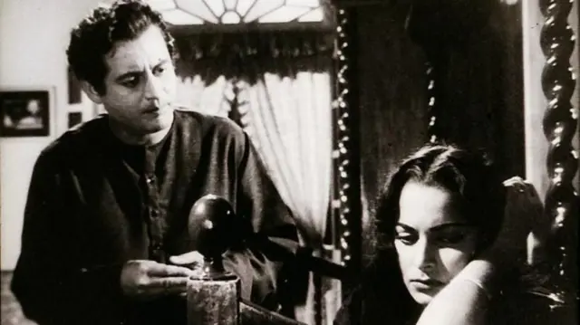 गुरु दत्त फ़िल्म 'साहिब, बीवी और गुलाम' के एक दृश्य में वहीदा रहमान के साथ