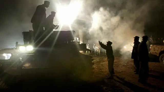 جنود يحركون دبابة في كابول- أرشيف