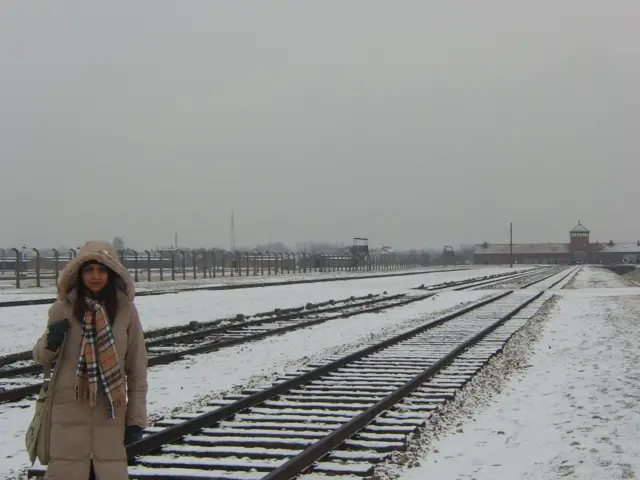 पोलैंड में स्थित नाज़ी कॉन्संट्रेशन कैंप -ऑस्त्विज़ कैंप.