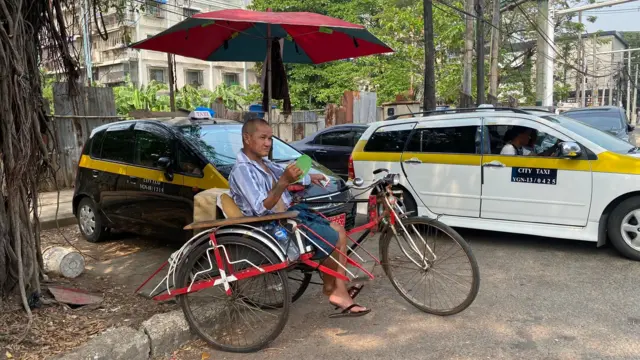 အလုပ်ပါးချိန်မှာ ‌အရိပ်အောက်မှာနားနေတဲ့ အနှေးယာဉ်လုပ်သား