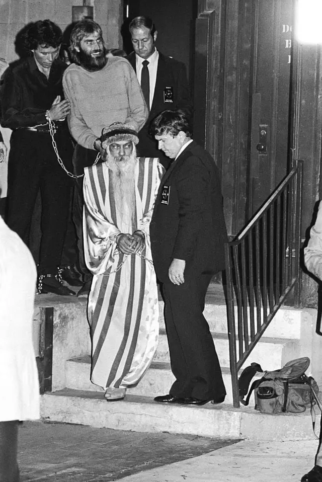 हथकड़ी पहने ओशो