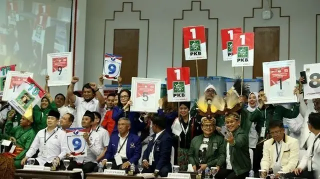 Sejumlah partai peserta Pemilu Serentak 2019 di gedung KPU.