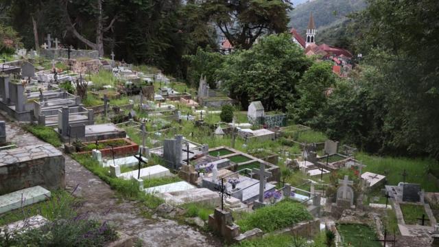 На надгробках на місцевому кладовищі безліч німецьких імен