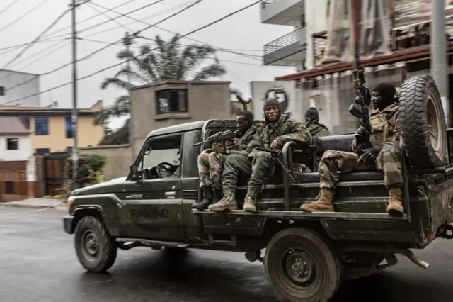 Des membres du groupe armé M23 patrouillent dans une rue de Goma à bord d'un véhicule ayant appartenu aux Forces armées de la République démocratique du Congo (FARDC), le 29 janvier 2025.