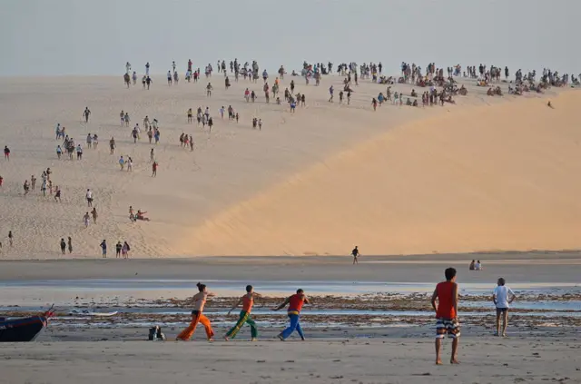 Criado em fevereiro de 2002, o Parque Nacional de Jericoacoara fica a cerca de 300 km da capital Fortaleza, tem 8,4 hectares e foi o terceiro mais visitado no Brasil no ano passado, com 1,4 milhão de visitantes em 2023.