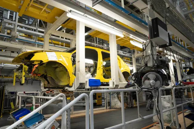 Um carro da Renault em uma linha de montagem automatizada