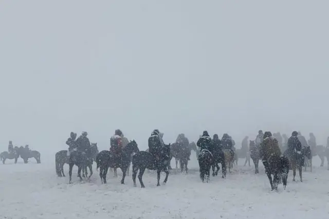 Карга карабай улак тартып жүргөн айылдыктар
