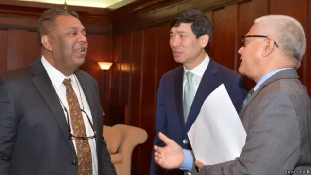 විදේශ ඇමති මංගල සමරවීර UNDP නිලධාරීන් සමඟ