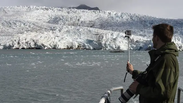 Площі арктичного морського льоду зараз зменшуються на 13,2 % за десять років, але селфі з льодовиками зробити ще можна.