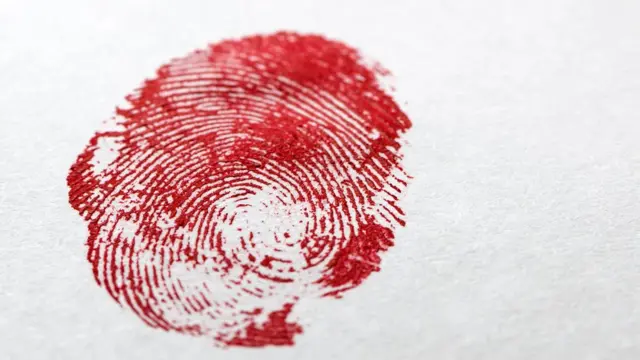 Huella dactilar con sangre