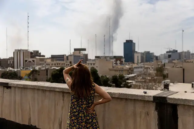 धूर पाहणारी एक महिला