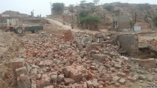 ਜ਼ਿਲ੍ਹਾ ਪ੍ਰਸ਼ਾਸਨ ਵੱਲੋਂ ਗ਼ੈਰ-ਕਾਨੂੰਨੀ ਤਰੀਕੇ ਨਾਲ ਬਣਾਈਆਂ ਗਈਆਂ ਪੱਕੀਆਂ ਸੜਕਾਂ, ਬਿਜਲੀ ਦੇ ਖੰਬੇ ਆਦਿ