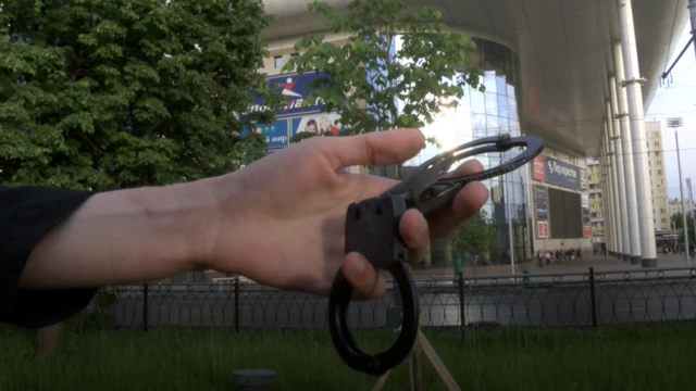 наручники в руке Степана