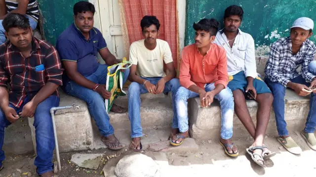 గ్రామంలో స్నేహితుల మధ్య ట్రంప్ భక్తుడు కృష్ణ