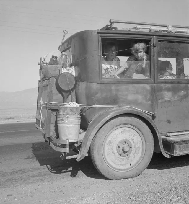 Автомобіль на дорозі, серпень 1936