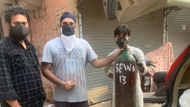 काली शर्ट में सबसे बाएं डॉक्टर जोशिल