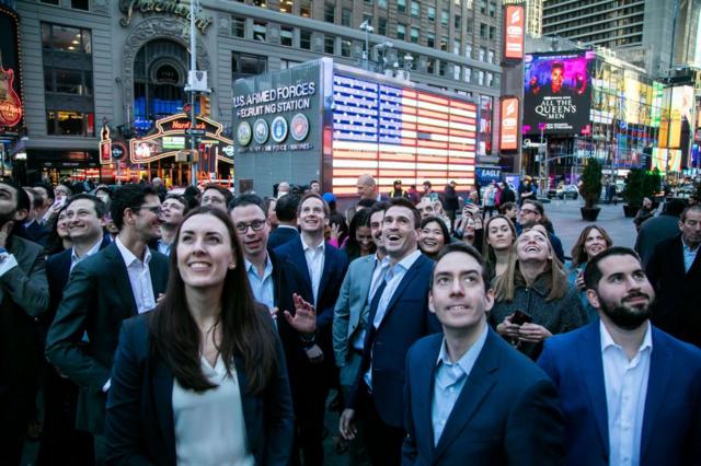 Pessoas acompanham doaposta online caixa gov brfora da bolsaaposta online caixa gov brNova York